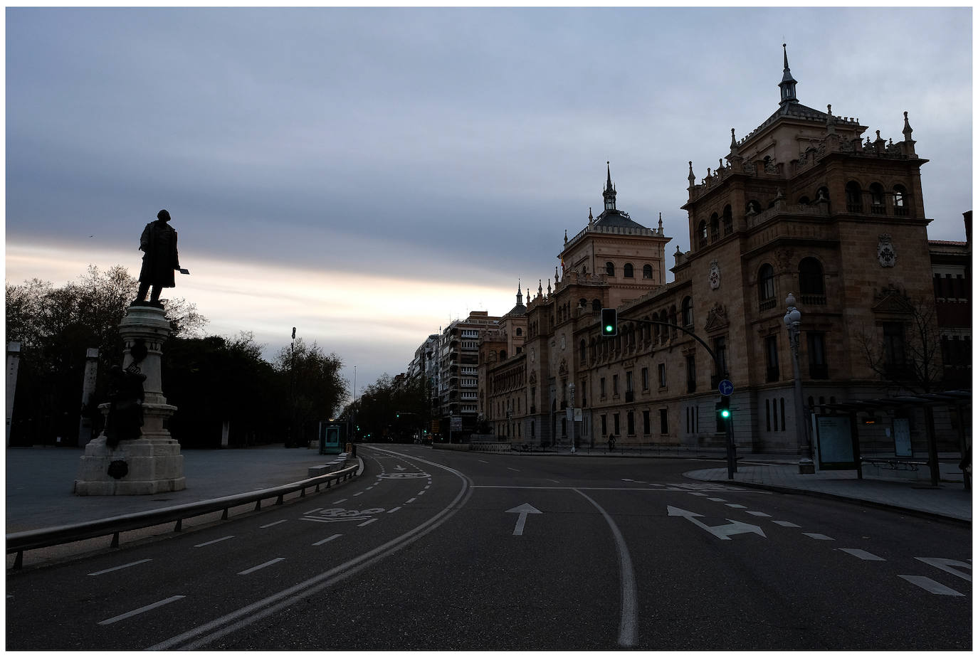 Fotos: Las calles de Valladolid, vacías en el sábado de la tercera semana de estado de alarma