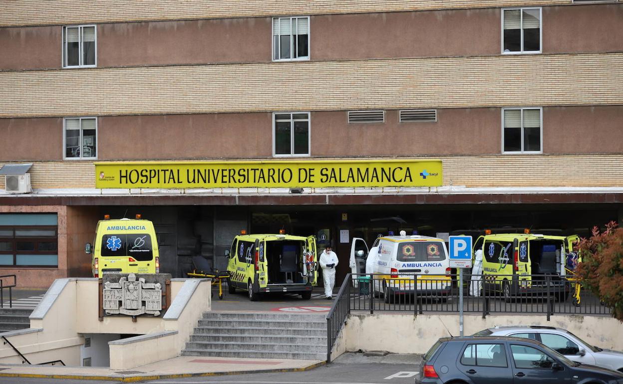 Ambulancias a la puerta del Hosptal Clínico de Salamanca