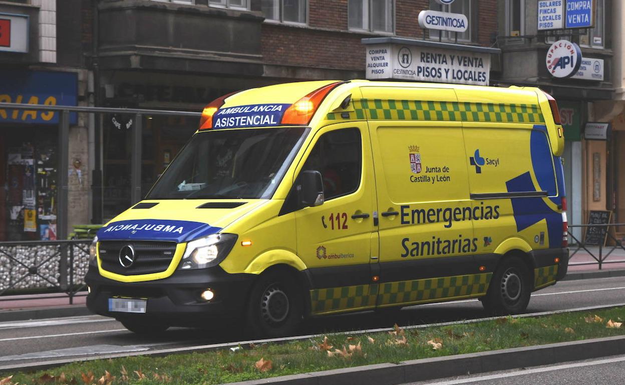 Herido un repartidor de pan al salirse su furgoneta de la vía en Alcazarén