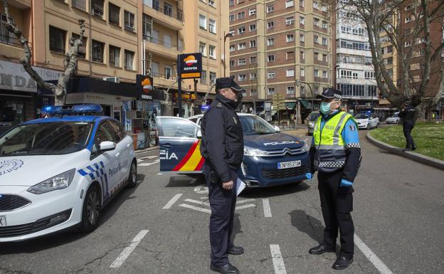 Una patrulla formula 20 de las 52 denuncias de la Policía Nacional este sábado en Valladolid