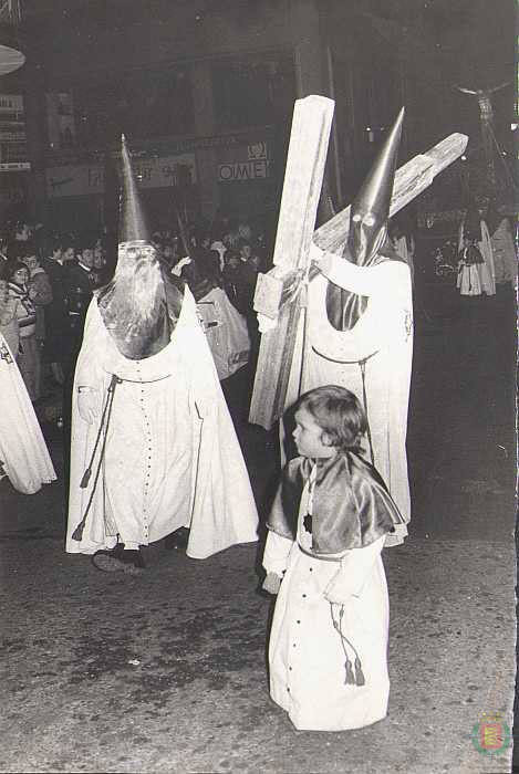 Cortejo de la Procesión General del Viernes Santo en los años 70 en Valladolid. 