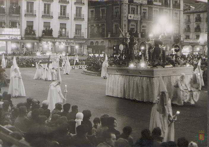 Cortejo de la Procesión General del Viernes Santo en los años 70 en Valladolid. 