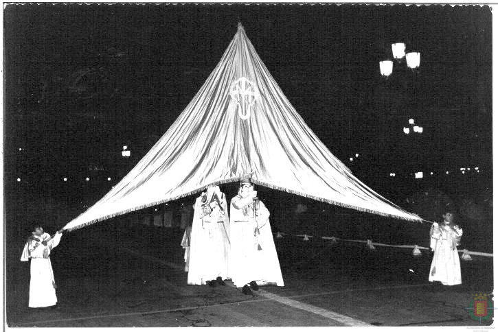 Cortejo de la Procesión General del Viernes Santo en los años 70 en Valladolid. 