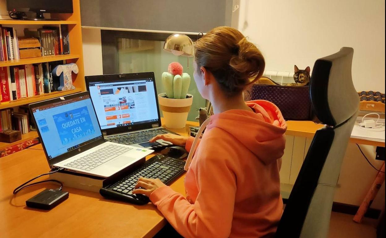 Una empleada de la OMIC teletrabajando desde su domicilio. 