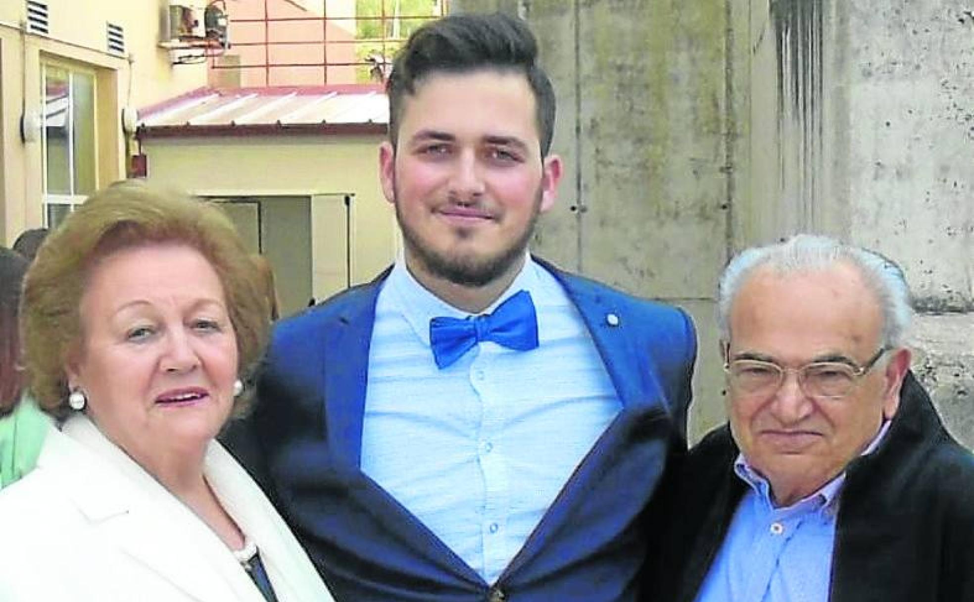 Alfonso García, en el centro, con sus abuelos Laura y Carlos.