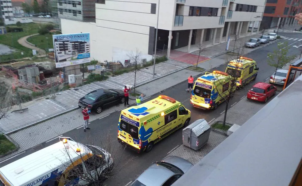 Hilera de ambulancias con sus ocupantes aplaudiendo a los vecinos que estaban asomados en la calle Pinar de Valsaín de Segovia. 