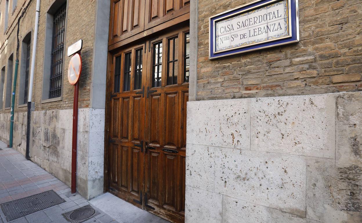 Entrada a la Casa Sacerdotal, en la calle San Marcos. 