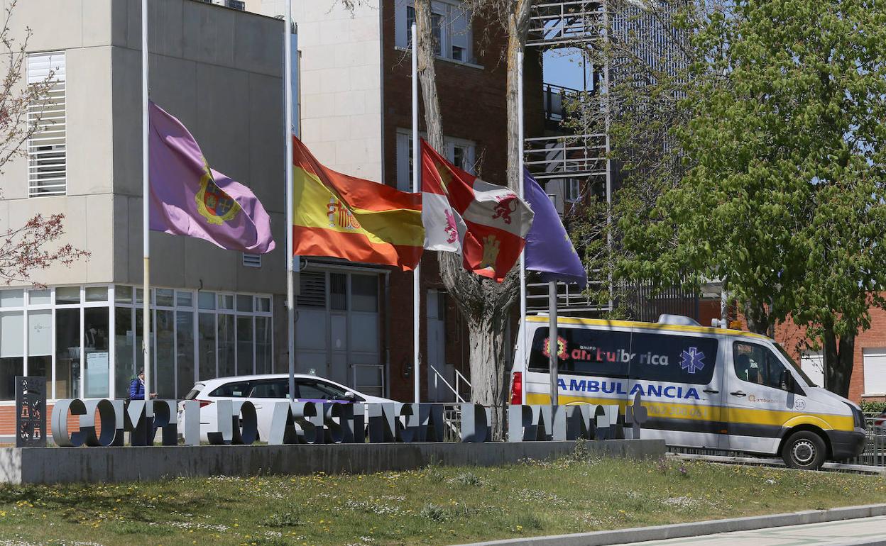 Una ambulancia sale del hospital. 