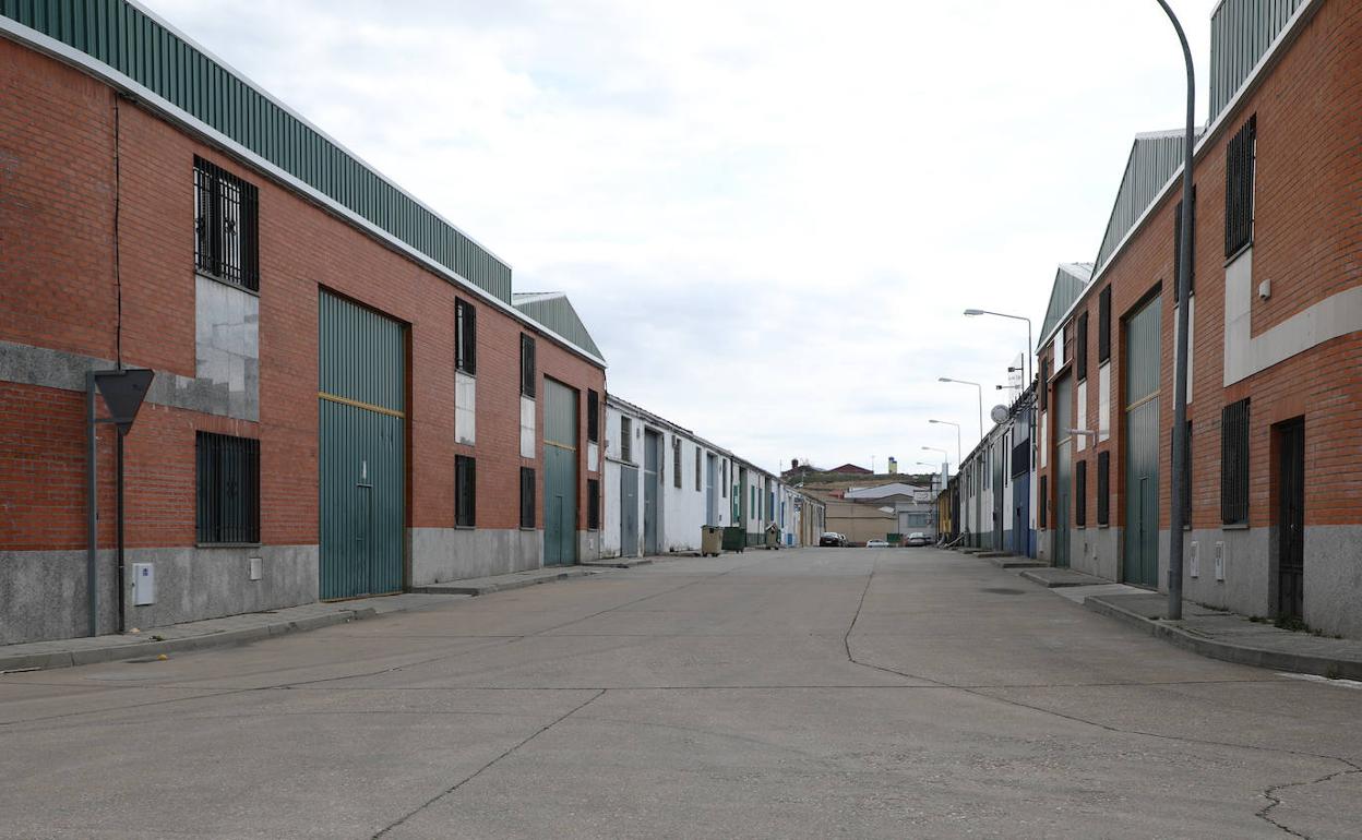 Naves cerradas ante la falta de actividad en el polígono industrial de Villares de la Reina. 