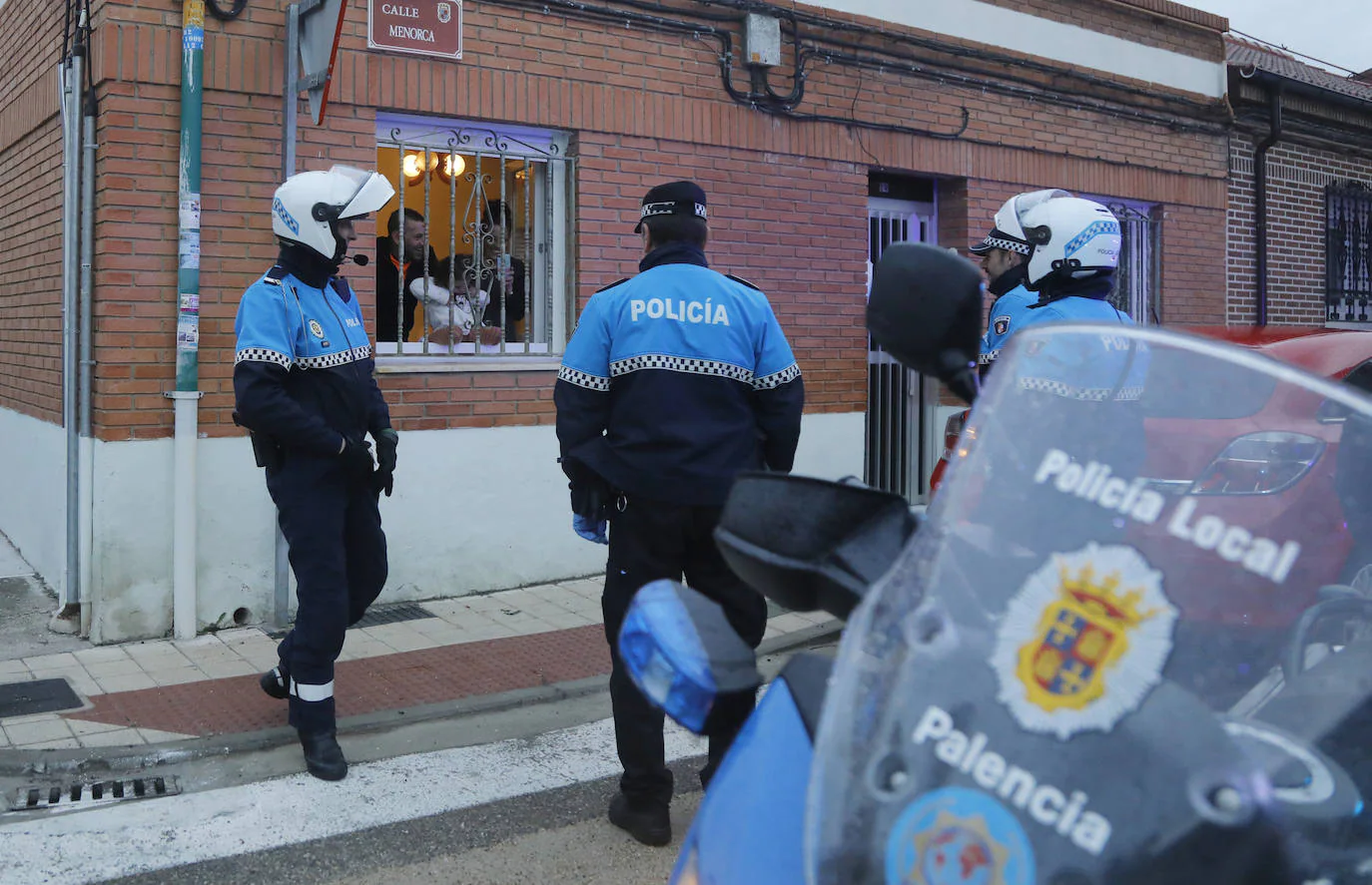 La Policía Local de Palencia, durante unas de las actuaciones de la patrualla Bambi. 