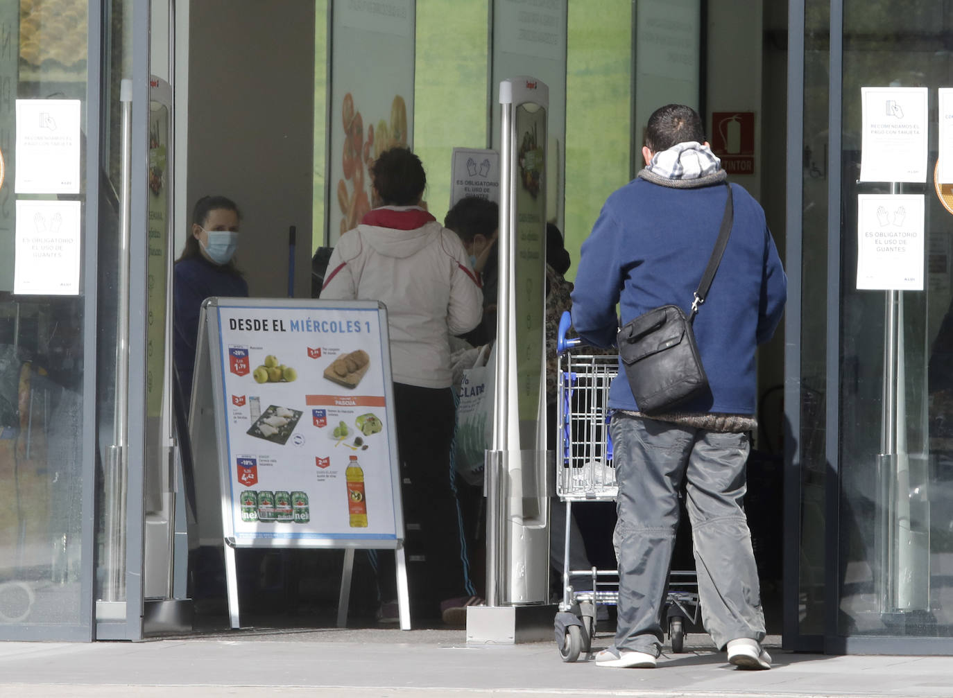 Los festivos de Semana Santa obligan a los ciudadanos a salir a la compra.