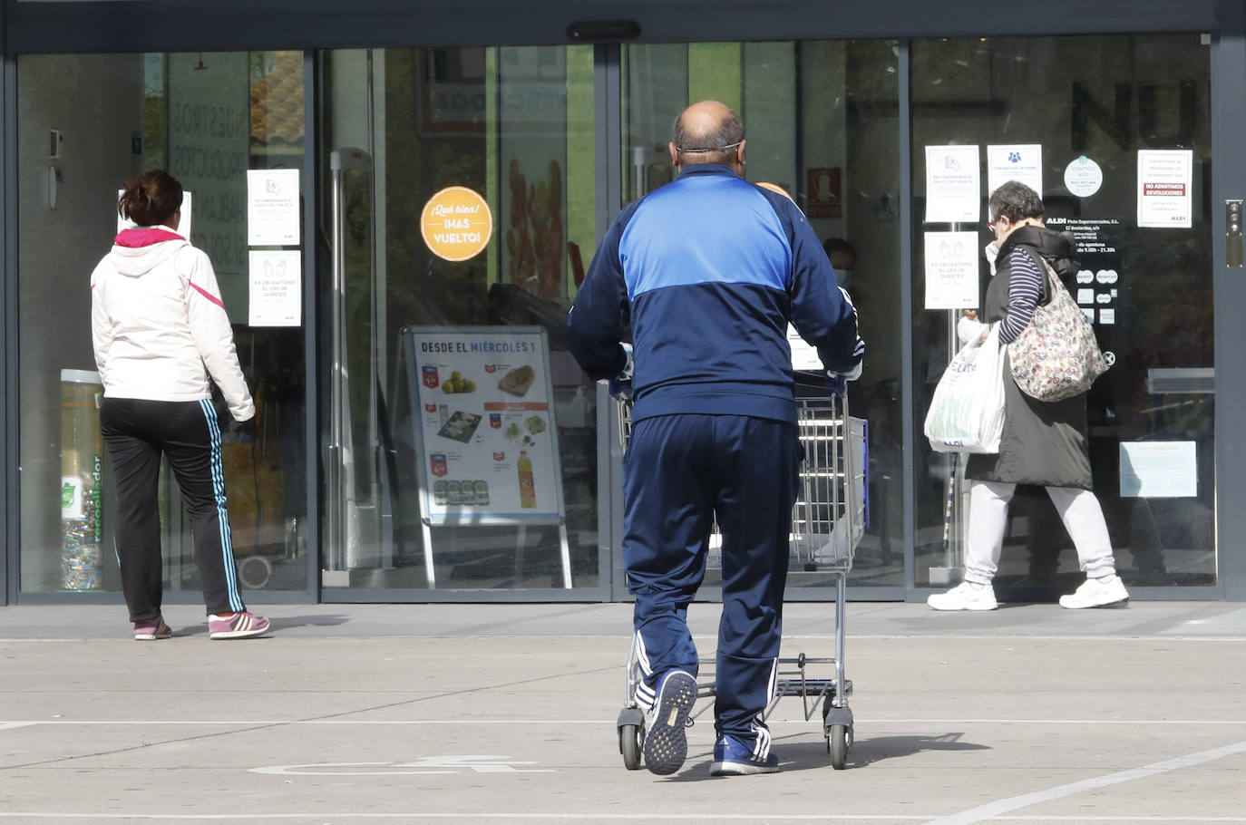 Los festivos de Semana Santa obligan a los ciudadanos a salir a la compra.
