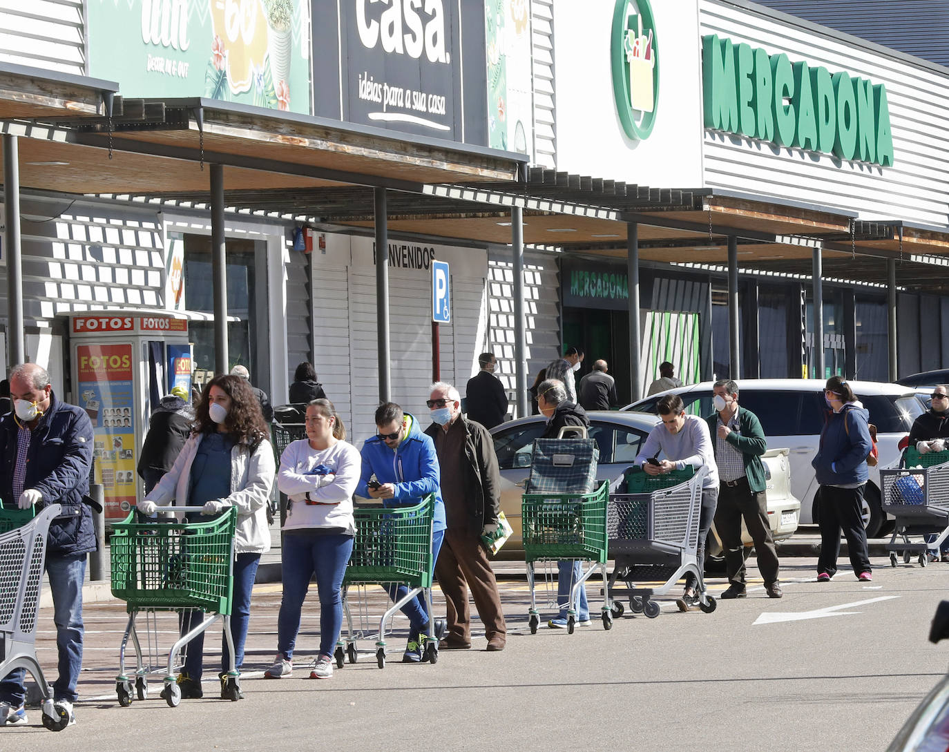 Los festivos de Semana Santa obligan a los ciudadanos a salir a la compra.