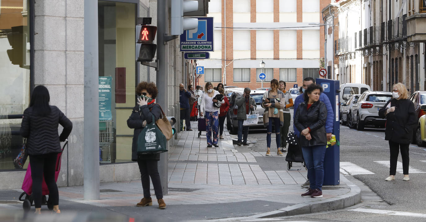 Los festivos de Semana Santa obligan a los ciudadanos a salir a la compra.