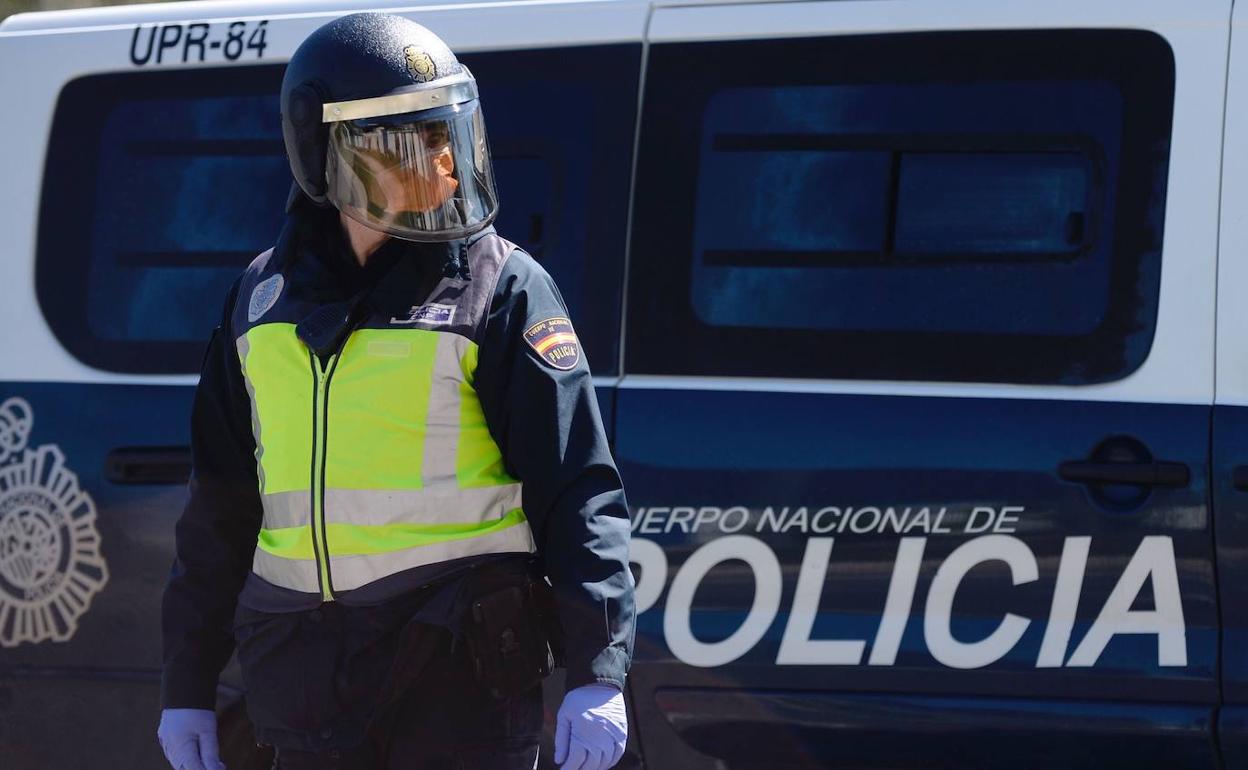 Un policía nacional, en un control en Valladolid por el coronavirus.