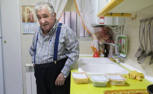 Florencio Martín, en la cocina de su domicilio, junto a la comida del catering. 