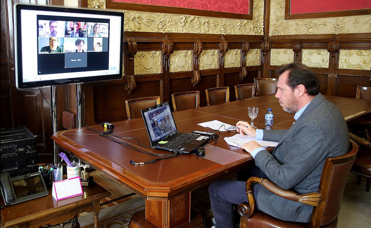 Óscar Puente, esta mañana durante la Junta de Gobierno telemática.