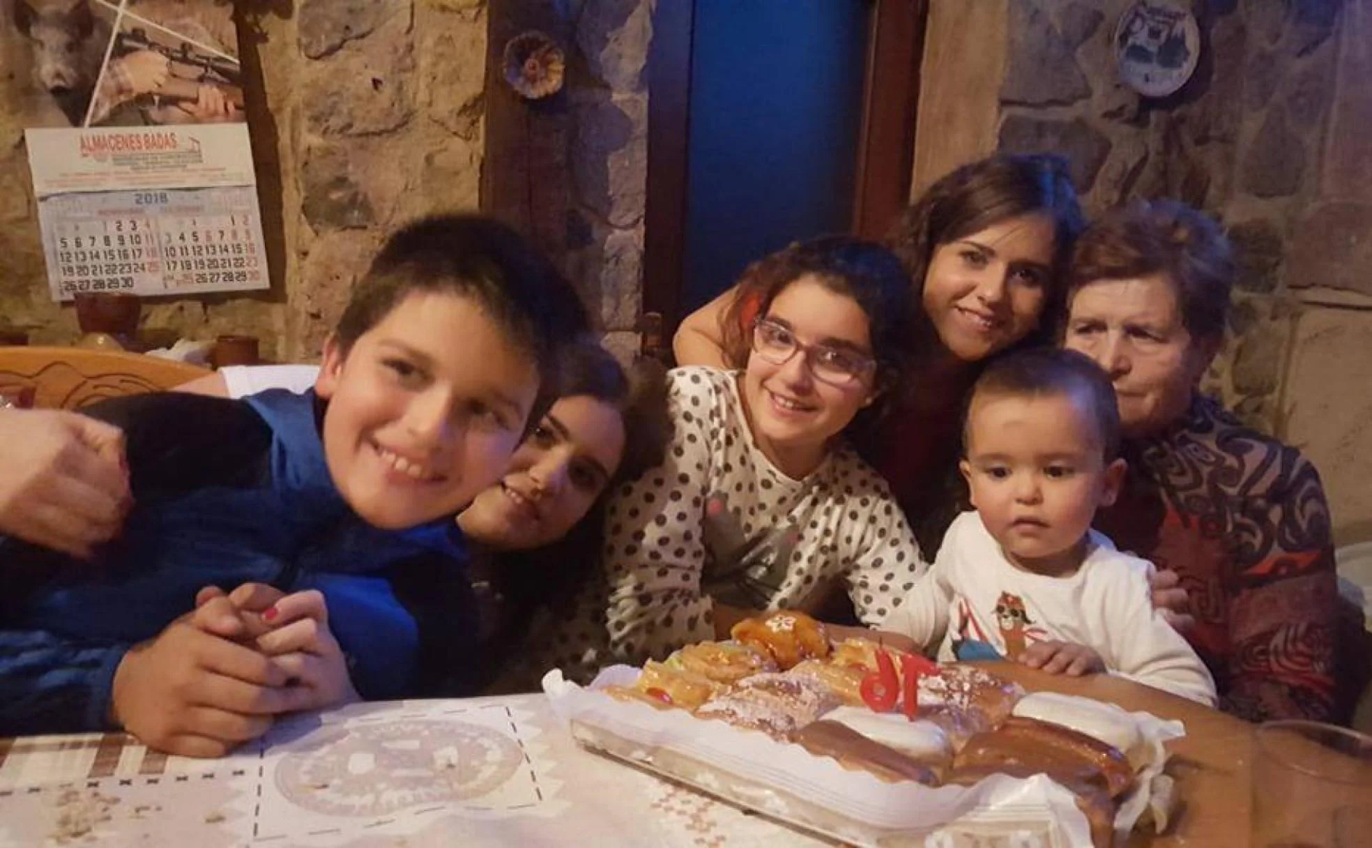 Sagrario García, con sus cinco nietos, en un cumpleaños. 