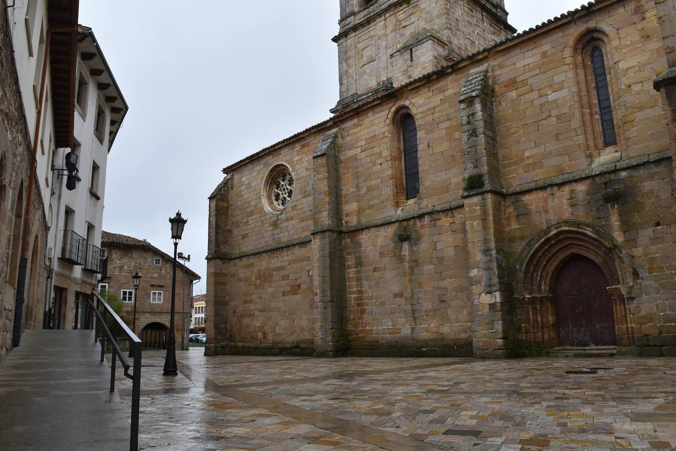 El ajetreo de las fábricas de galletas dan algo de movimiento a la villa.