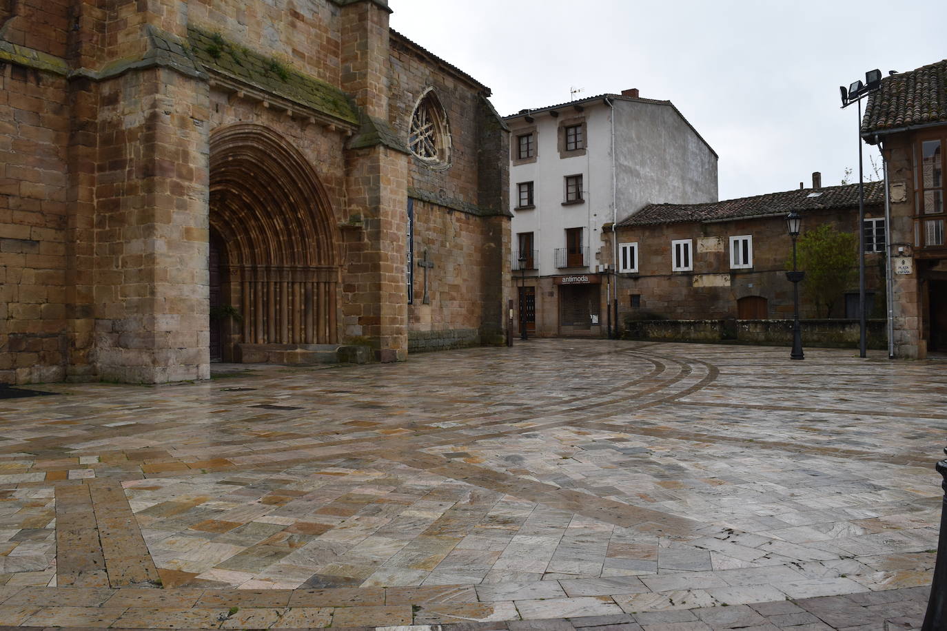 El ajetreo de las fábricas de galletas dan algo de movimiento a la villa.