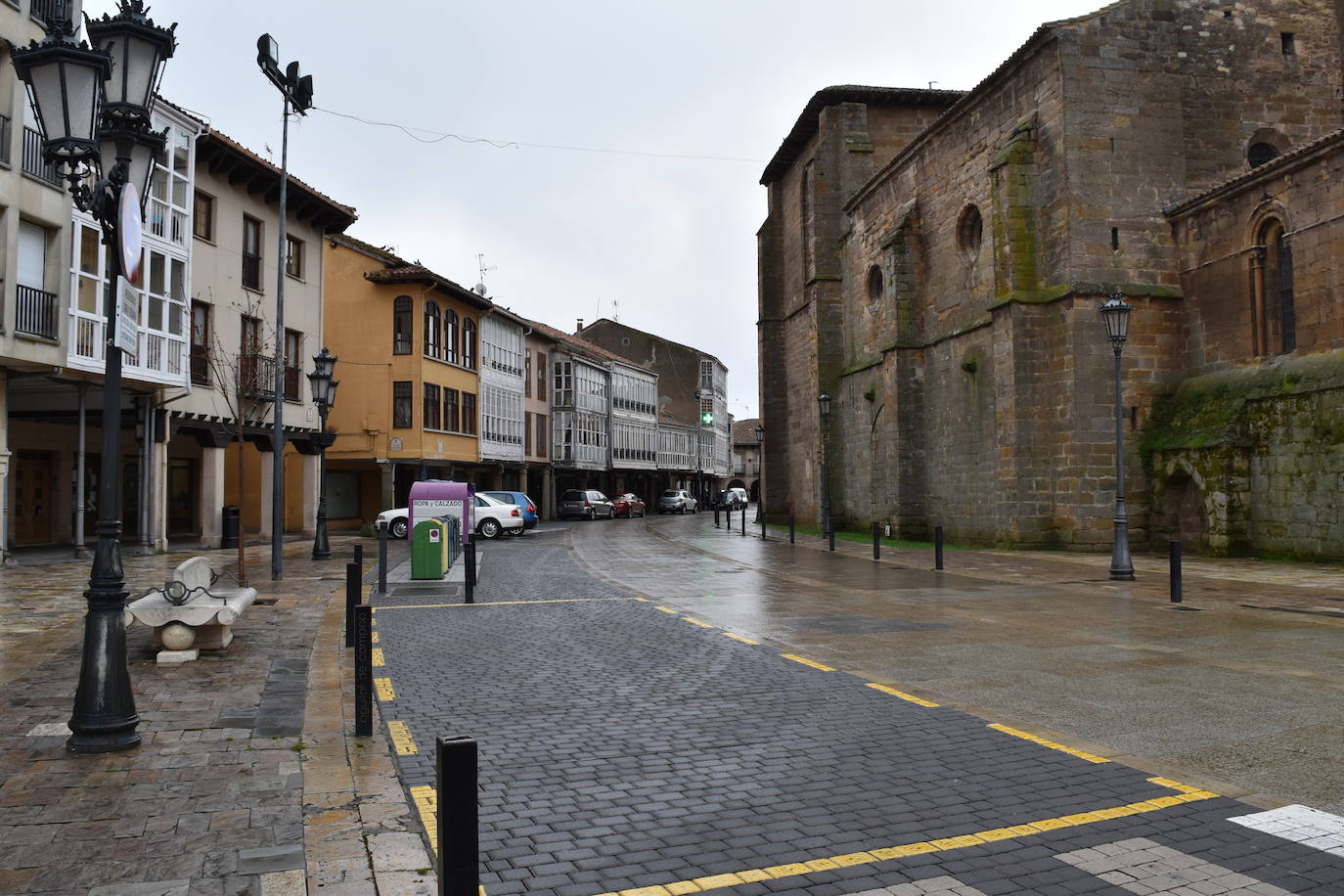 El ajetreo de las fábricas de galletas dan algo de movimiento a la villa.