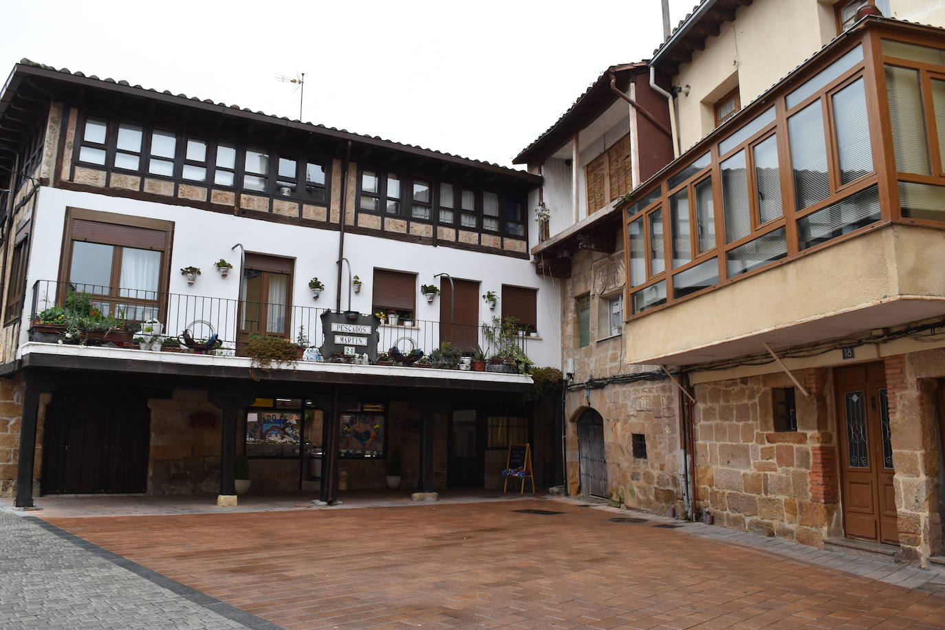 El ajetreo de las fábricas de galletas dan algo de movimiento a la villa.