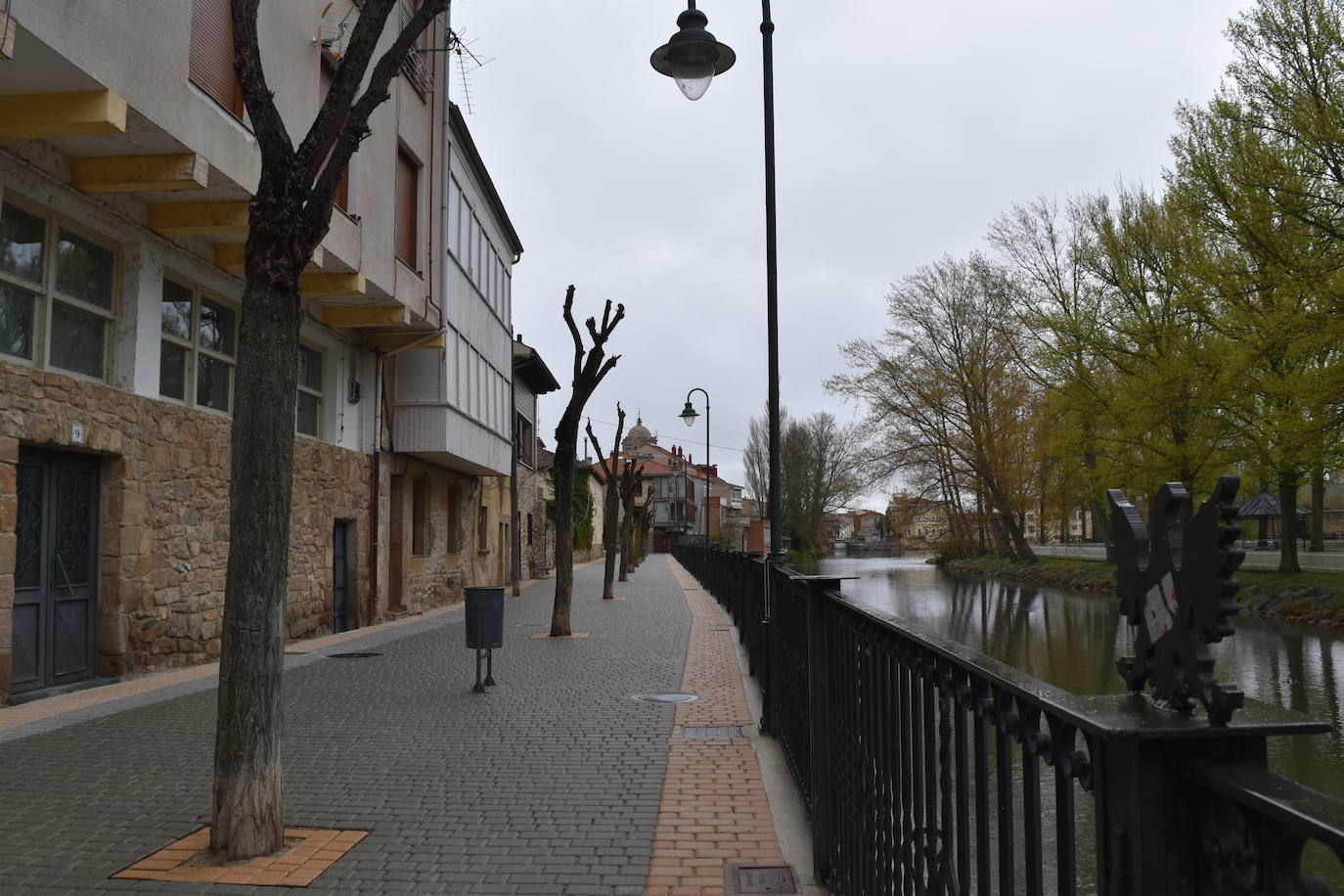 El ajetreo de las fábricas de galletas dan algo de movimiento a la villa.