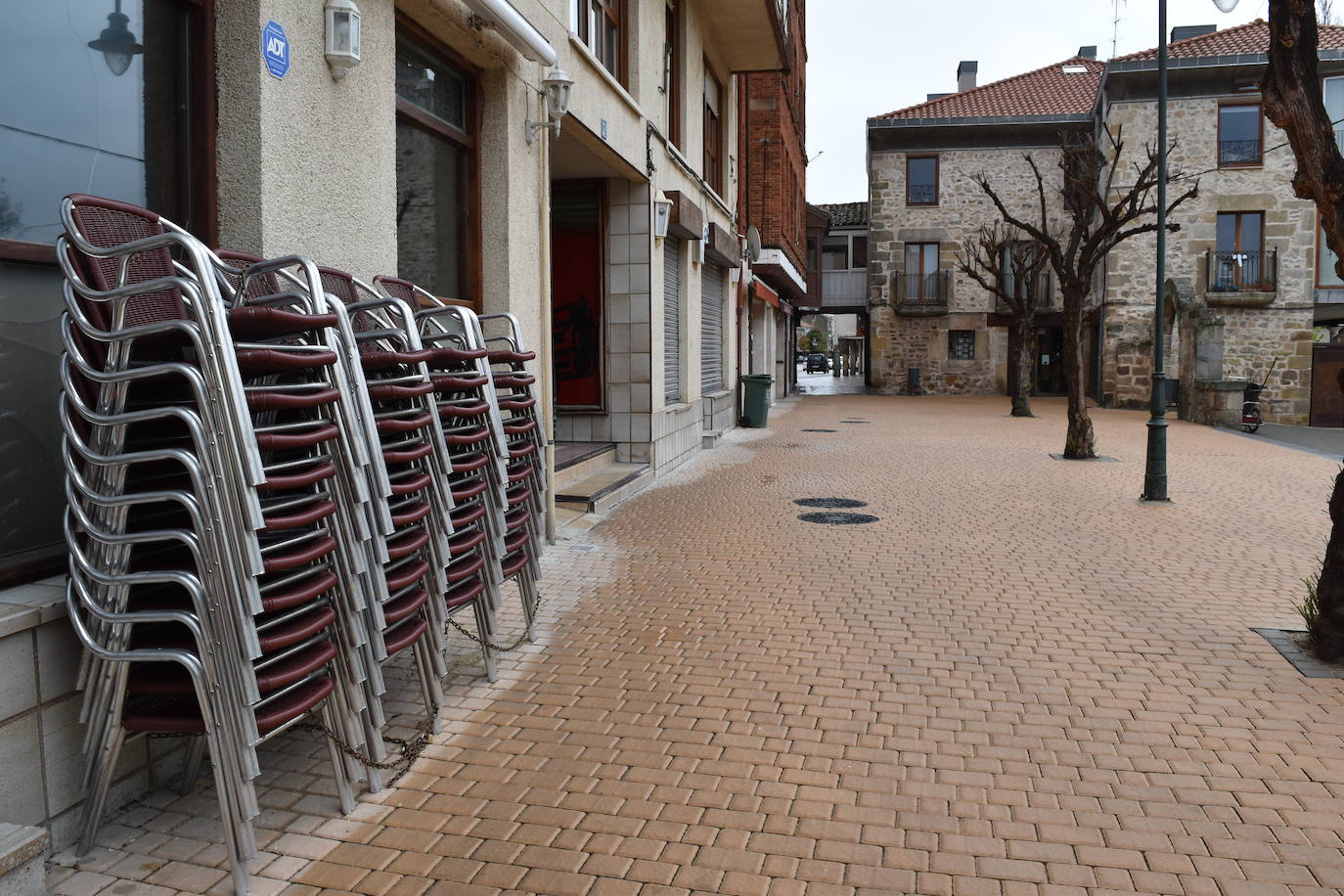 El ajetreo de las fábricas de galletas dan algo de movimiento a la villa.