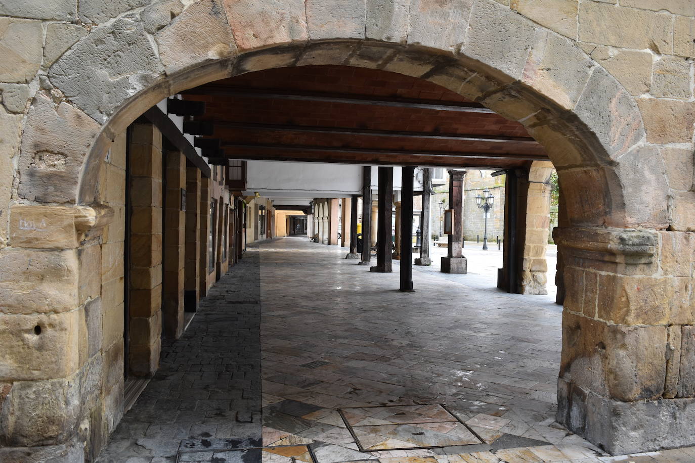 El ajetreo de las fábricas de galletas dan algo de movimiento a la villa.