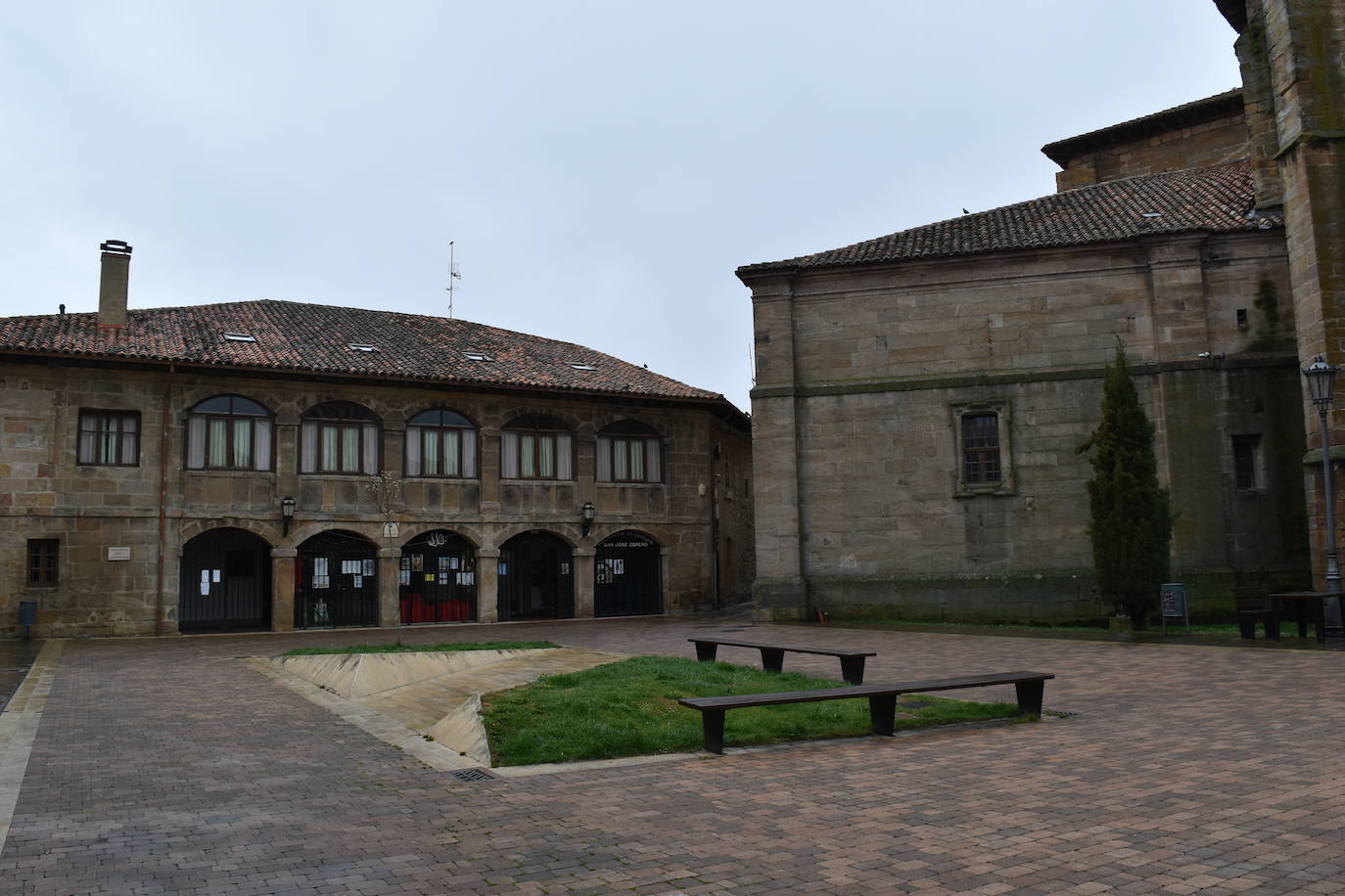 El ajetreo de las fábricas de galletas dan algo de movimiento a la villa.