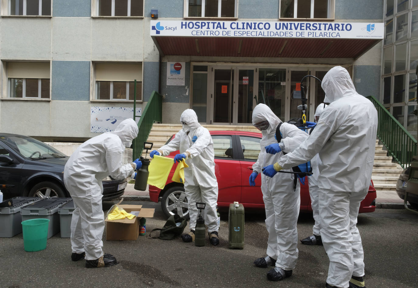 Fotos: El Ejército de Tierra desinfecta al centro de salud de Pilarica