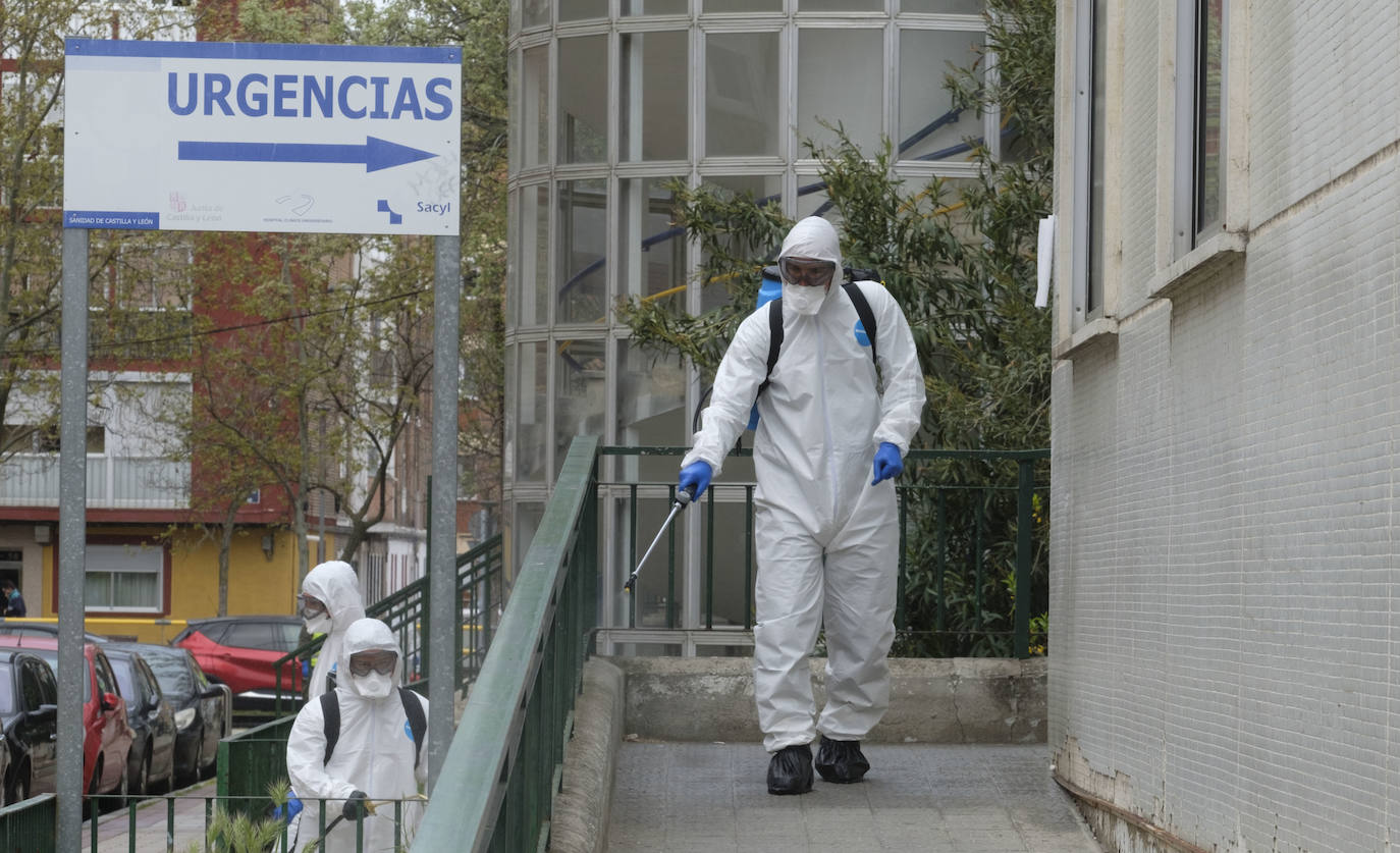 Fotos: El Ejército de Tierra desinfecta al centro de salud de Pilarica