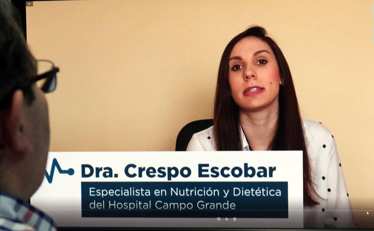 Un momento de la teleconferencia de la doctora Crespo Escobar, ayer. 