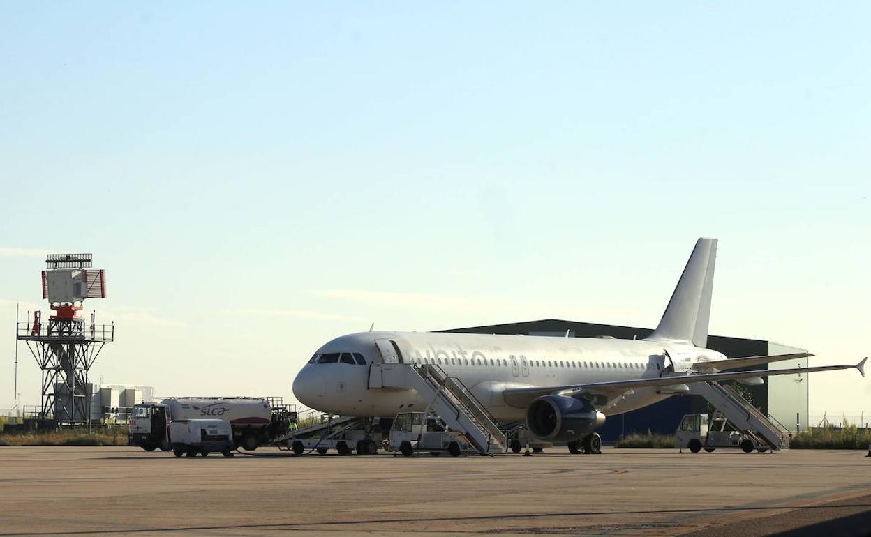 Un avión, en el aeropuerto de Villanubla.