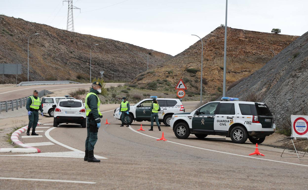Control de la Guardia Civil en la salida de la ciudad.