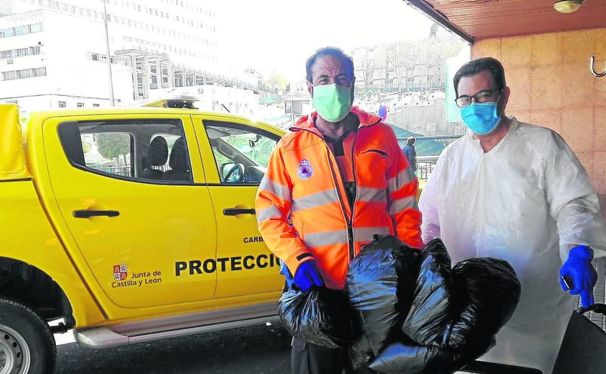 Entrega de las primeras 500 mascarillas en el Hospital Clínico de Salamanca