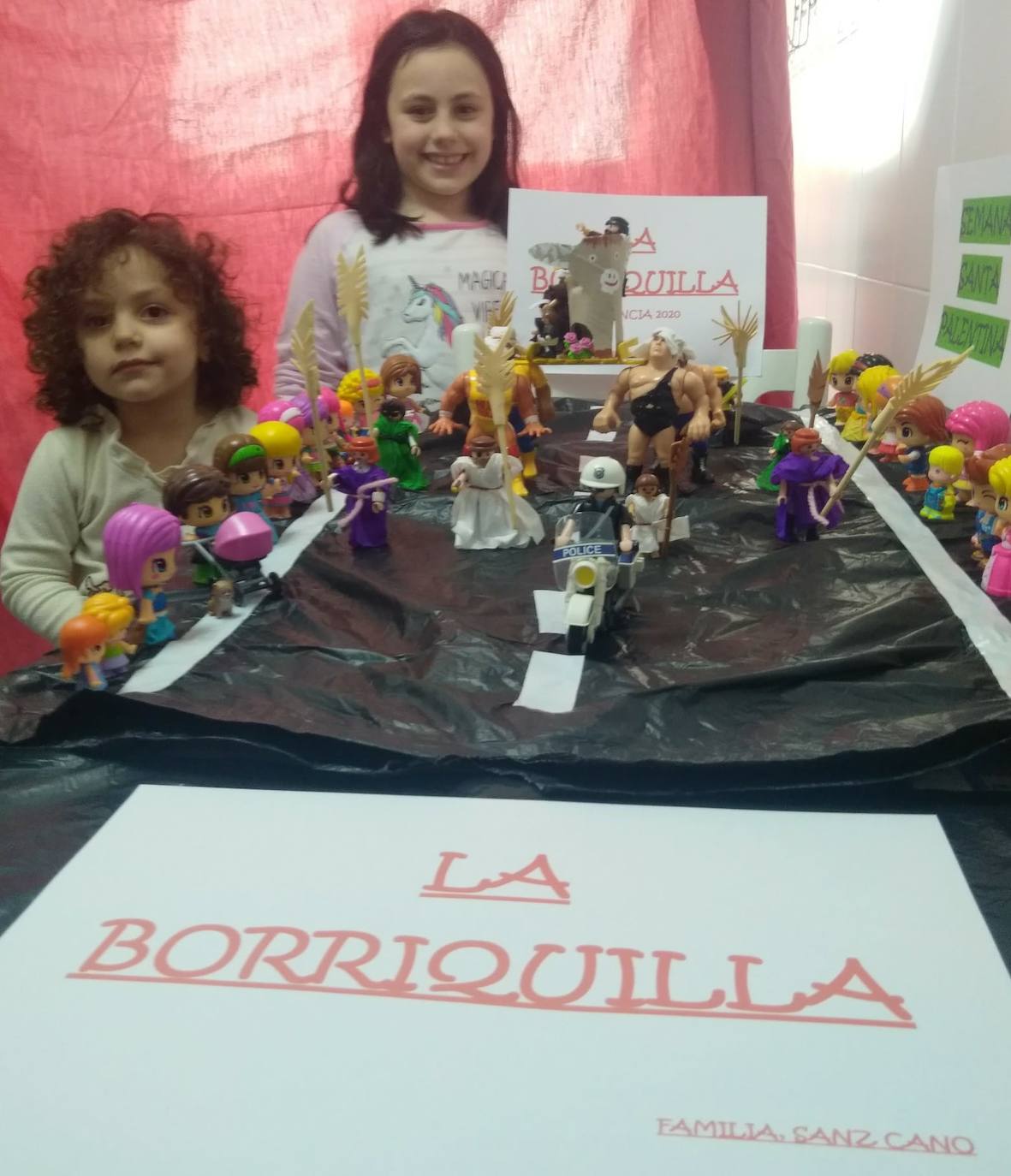 Sofía e Inés, junto a la procesión que diseñaron en casa. 