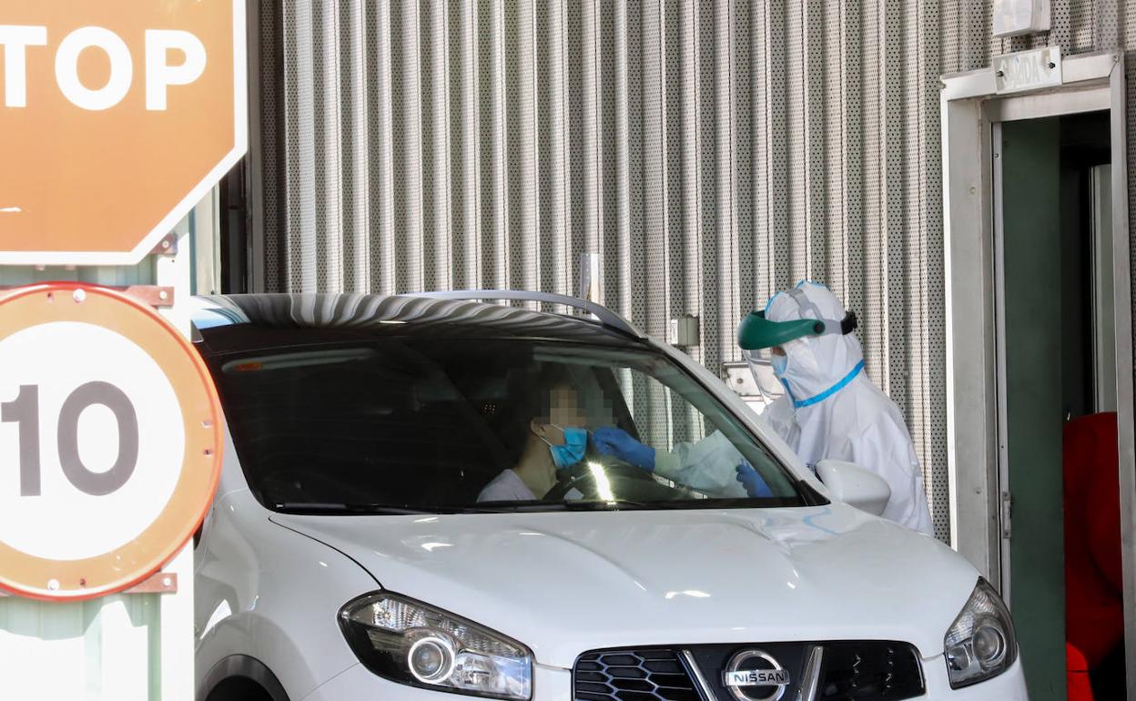 Un sanitario realiza un test a una personas en Salamanca.