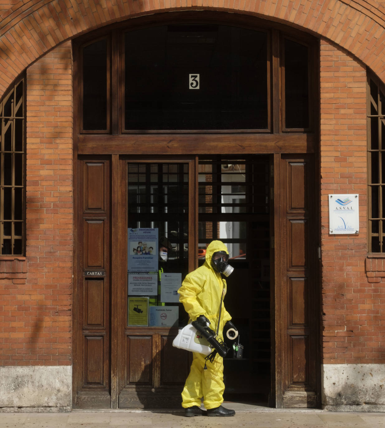 Fotos: Efectivos de la UME desinfectan el Centro Asistencial Nuestra Señora del Carmen, de Valladolid