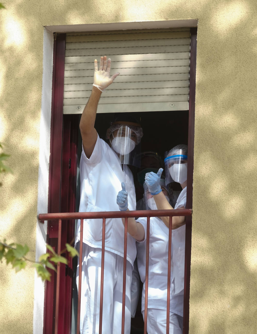 Fotos: Efectivos de la UME desinfectan el Centro Asistencial Nuestra Señora del Carmen, de Valladolid