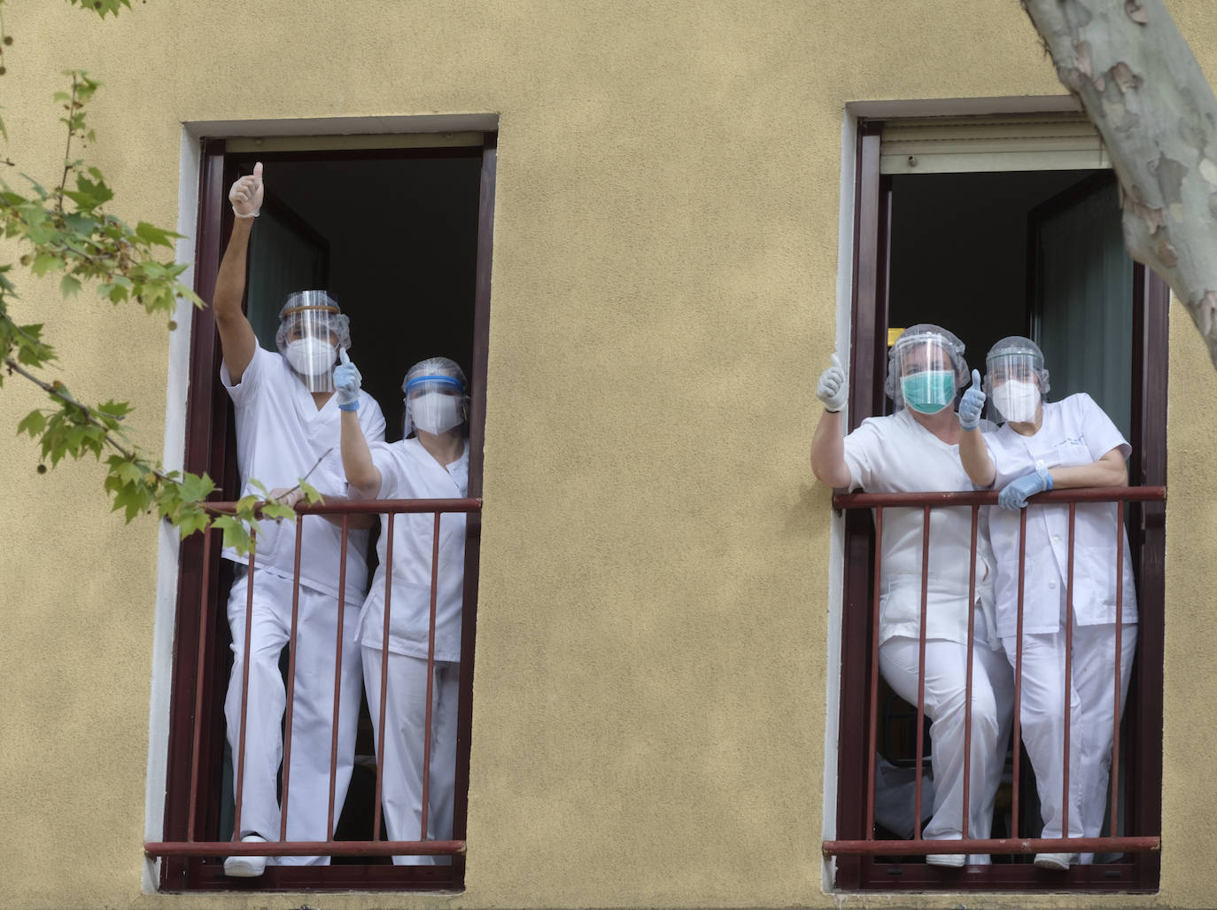 Fotos: Efectivos de la UME desinfectan el Centro Asistencial Nuestra Señora del Carmen, de Valladolid