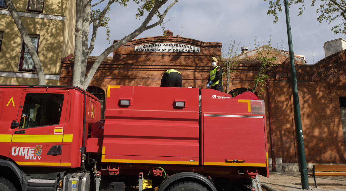 Fotos: Efectivos de la UME desinfectan el Centro Asistencial Nuestra Señora del Carmen, de Valladolid