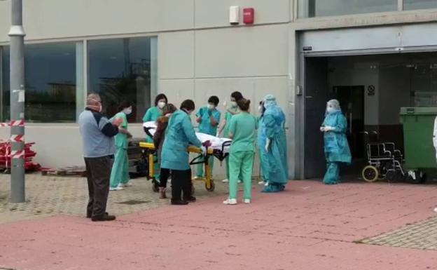 Los sanitarios despiden entre aplausos a una paciente recuperado.