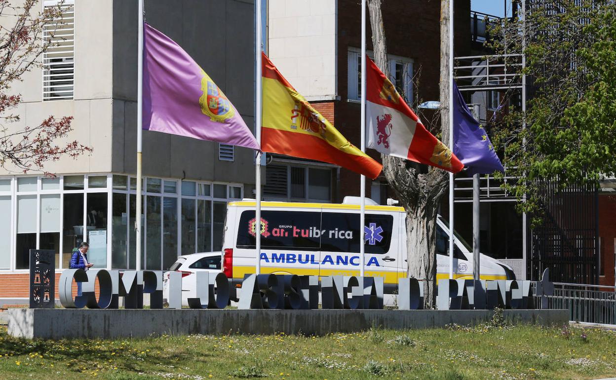 Un ambulancia sale del hospital Río Carrión.