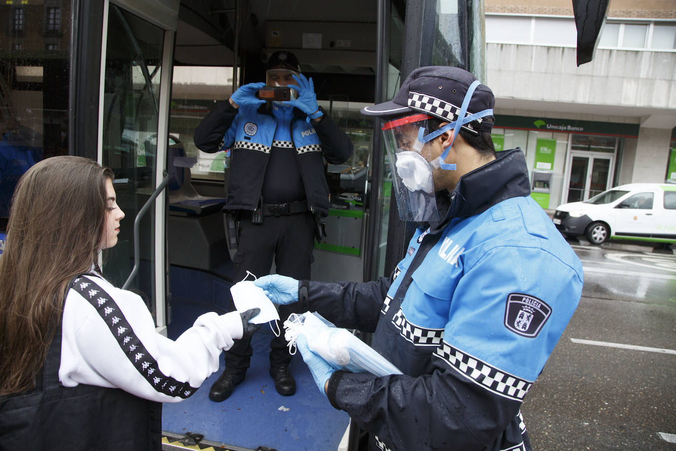 Fotos: La Policía de Valladolid reparte mascarillas en la estación y en las paradas de autobús