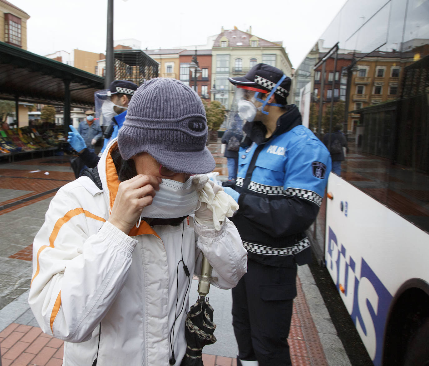 Fotos: La Policía de Valladolid reparte mascarillas en la estación y en las paradas de autobús