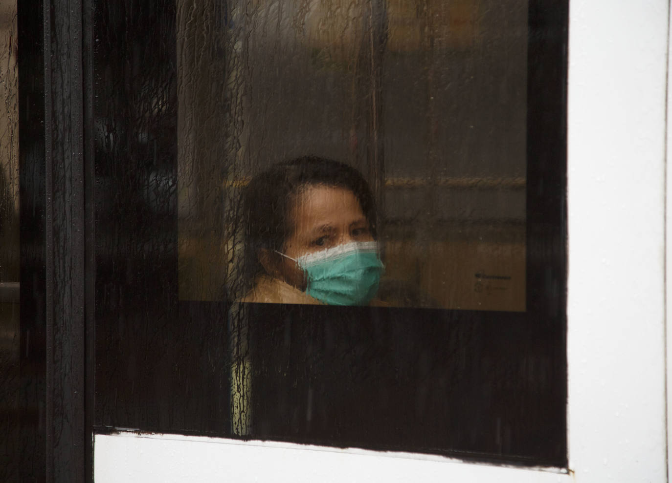 Fotos: La Policía de Valladolid reparte mascarillas en la estación y en las paradas de autobús