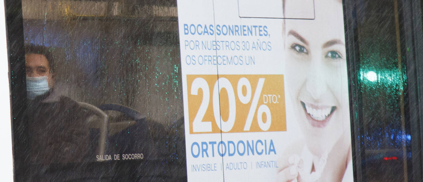 Fotos: La Policía de Valladolid reparte mascarillas en la estación y en las paradas de autobús