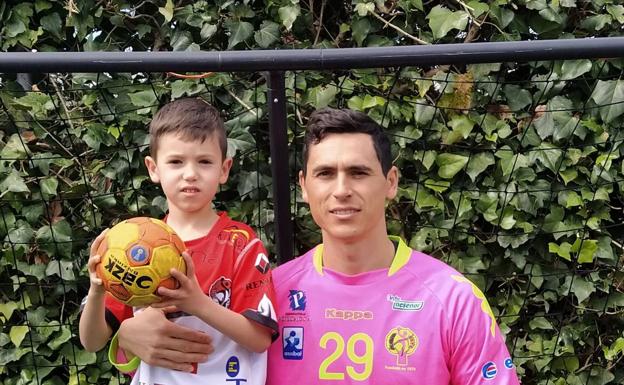 Yeray Lamariano junto a su hijo Urko.