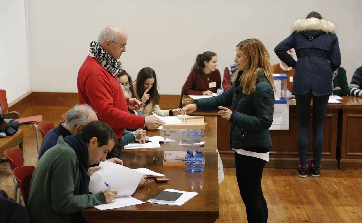 Votaciones en el Edificio Histórico de la Universidad. 